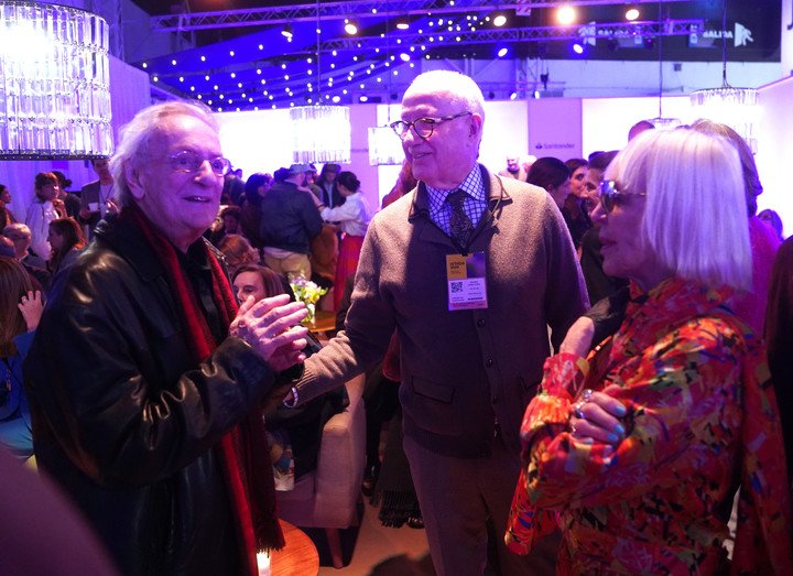 La artista Marta Minujìn, infaltable en arteba. Frente a ella, el artista Leandro Katz, junto al galerista Mauro Herlitzka, que hoy vendió dos obras al Museo Reina Sofía. Foto Guillermo Rodriguez Adami