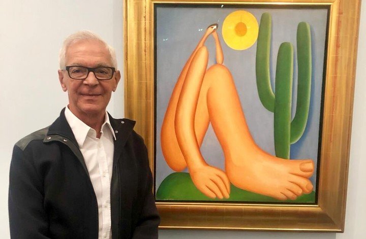 Abaporú, de la brasileña Tarsila do Amaral, una pieza clave del modernismo en América Latina. Junto a su dueño, Eduardo Costantini. 