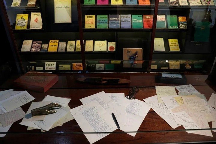 Fotografía que muestra libros y escrituras en la biblioteca de casa museo “La Chascona” de Pablo Neruda, en Santiago (Chile). EFE/Elvis González