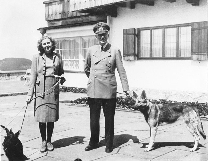 Adolf Hitler con Eva Braun en el Berghof, la residencia del Führer en los Alpes Bávaros.