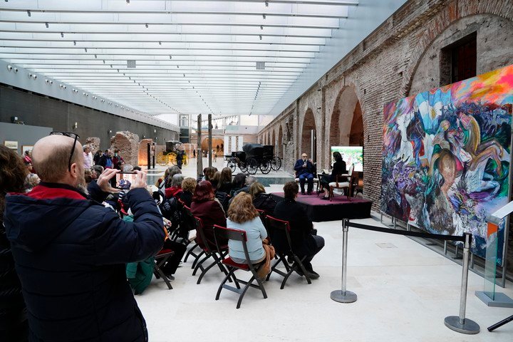 El artista Luis Felipe “Yuyo” Noé dialogó en el Museo Casa Rosada con Virginia F. González, directora de esa institución. Foto: Emmanuel Fernández.