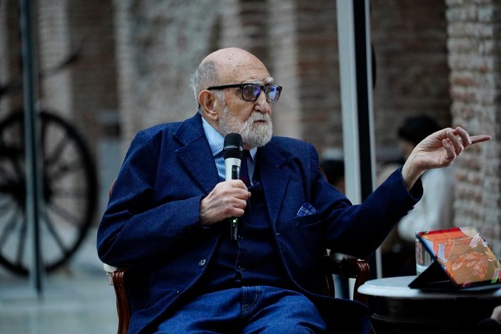 El artista Luis Felipe “Yuyo” Noé en el Museo Casa Rosada. Foto: Emmanuel Fernández.