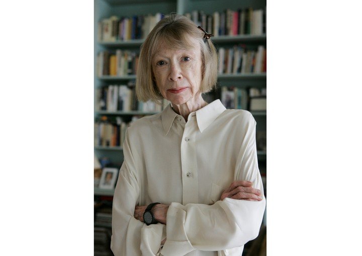 La escritora Joan Didion posa para un retrato, el lunes 26 de septiembre de 2005, en su apartamento de Nueva York. (AP Photo/Kathy Willens, Archivo)