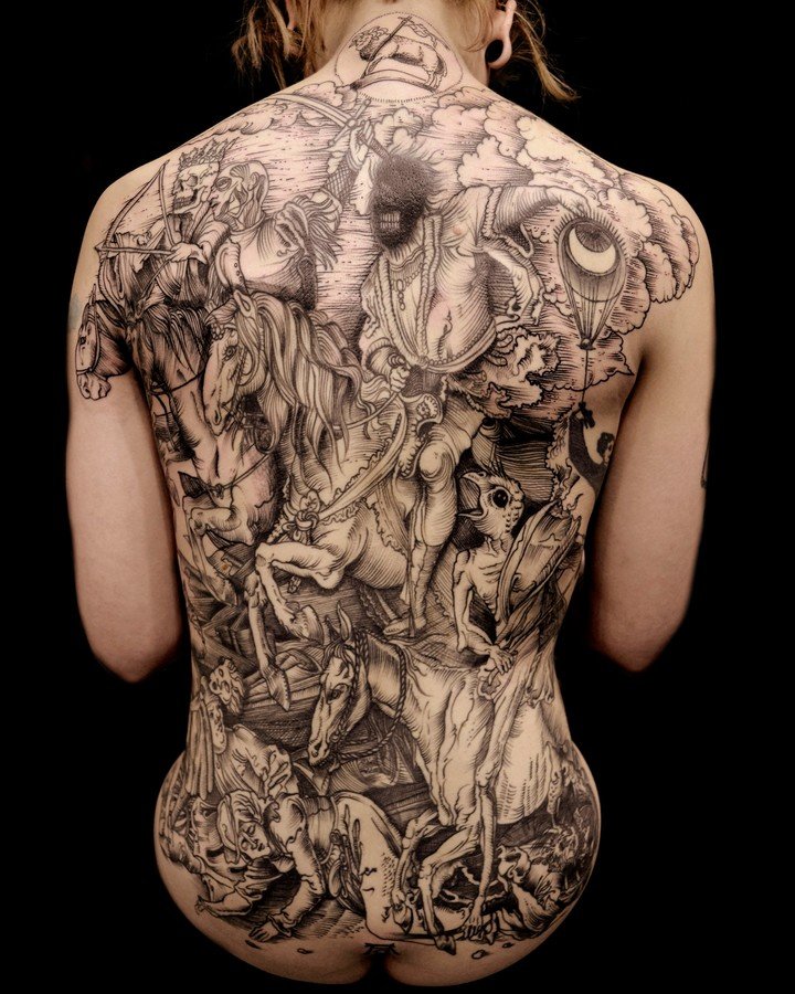 Tatuaje de Maud Dardeau, París 2012. Motivo según Alberto Durero: Los jinetes del Apocalipsis , hacia 1497/1498. © Tattoo & Photo: Maud Dardeau / Museos de la ciudad de Nuremberg, Casa de Alberto Durero.