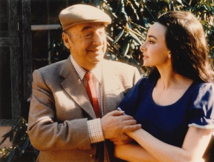 Fotografía facilitada por Elena Castedo, en la que aparece junto a Pablo Neruda durante una reunión familiar y de amigos en Chile. La imagen, tomada en 1972, forma parte del archivo personal de Elena Castedo, quien se exilió de España a los dos años de edad junto a sus padres a bordo del "Winnipeg", el buque que fletó Neruda y hace ochenta años llegó a Chile con unos 2.000 españoles que habían huido de su país tras el final de la Guerra Civil Española. EFE/Elena Castedo 