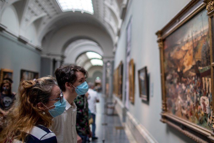 Visitantes asisten a la reapertura del Museo del Prado al público en Madrid, España, el sábado 6 de junio de 2020. (AP Photo/Manu Fernandez)