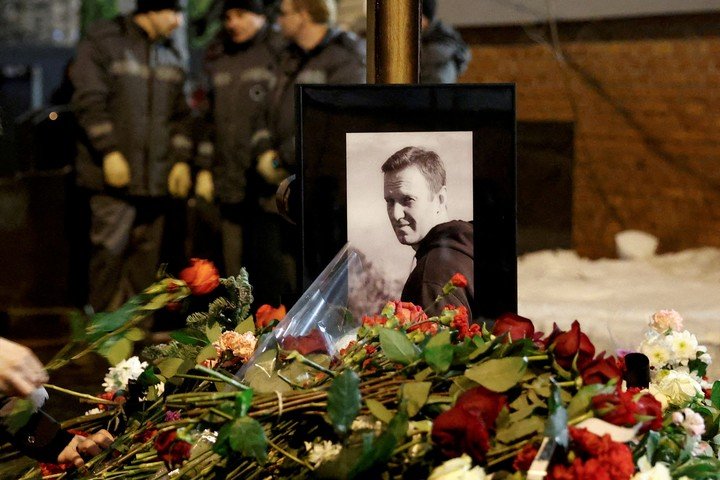 FOTO DE ARCHIVO: La gente deposita flores en la tumba del político opositor ruso Alexei Navalny tras su funeral en el cementerio de Borisovskoye en Moscú, Rusia, 1 de marzo de 2024. REUTERS/Stringer/File Photo/File Photo