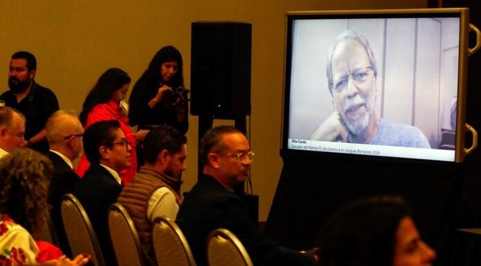 Mia Cuoto: «El historicidio omite el dolor de las guerras en Mozambique”