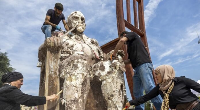 Un escultor sirio destruyó ante la ONU una de sus obras, en memoria de los desaparecidos