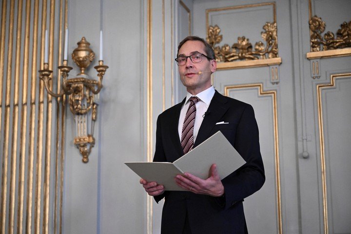 El secretario permanente de la Academia Sueca, Mats Malm, anuncia el ganador del Premio Nobel de Literatura 2024, el escritor surcoreano Han Kang, en la Academia Sueca en Estocolmo, Suecia, el jueves 10 de octubre de 2024. (Jessica Gow/TT News Agency vía AP)