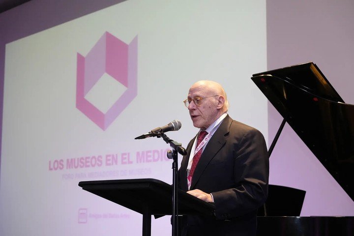 El presidente de la Asociación, Julio Crivelli, en “Los museos en el medio”, jornadas organizadas por la Asociación Amigos del Bellas Artes (AABA). Foto: AABA