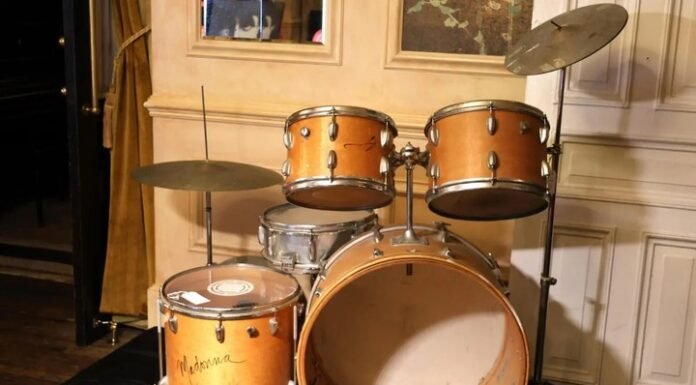 El mítico Chelsea Hotel, cuna del «underground» neoyorquino, vende hasta sus luces de neón