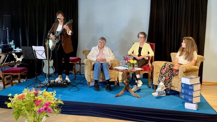 Jessica Zuan con la cantante Martina Linn y las poetas Anna Ratti y Rut Plouda. Foto: Fadrina Hofman. Engadiner Post.