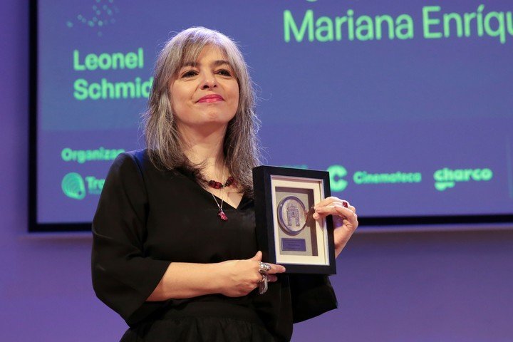 La escritora y periodista argentina Mariana Enríquez recibe la medalla de Visitante Ilustre, en Montevideo (Uruguay). EFE/ Alejandro Prieto