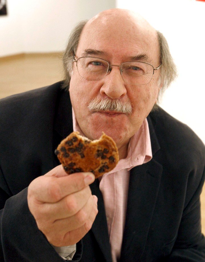 El escritor chileno Antonio Skármeta muestra una galleta durante la presentación de su libro 'Galletas Chinas' en 2009. Foto EFE.