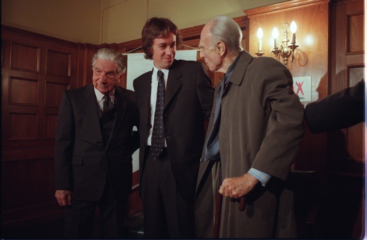 Pedro Mairal entre los jurados del Premio Clarín Novela, Adolfo Bioy Casares y Augusto Roa Bastos.