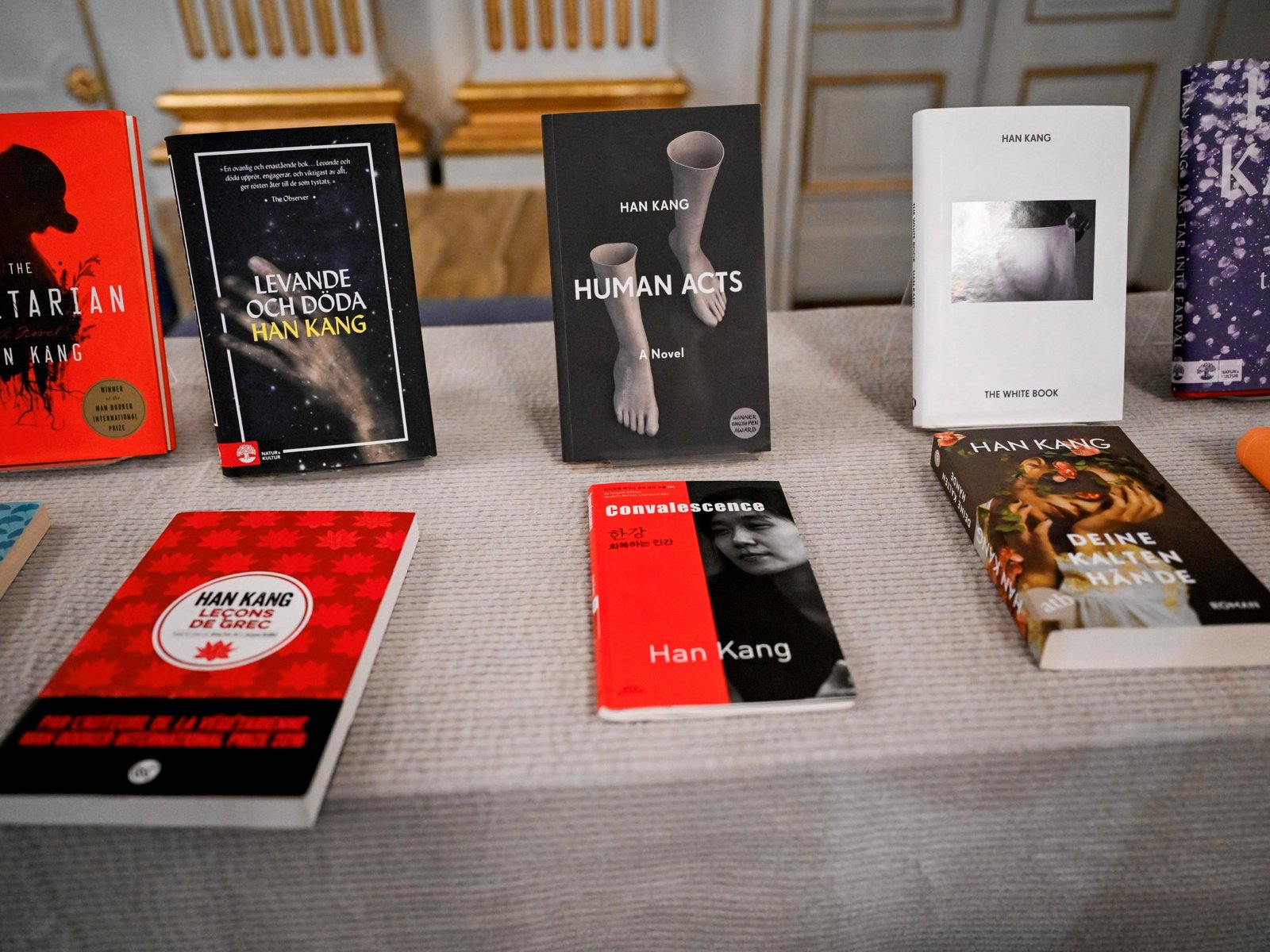 Los libros de Han Kang, ganadora del Premio Nobel de Literatura 2024. Foto: EFE