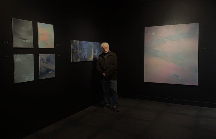 Mario Gurfein junto a sus obras de la muestra Abstractions et figurations en la Galeria Argentina de la capital francesa. Foto: Eduardo Carballido. Galeria argentina.