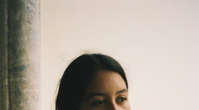 Sara Torres, la española que retrata miedos, inseguridades y celos del amor entre chicas