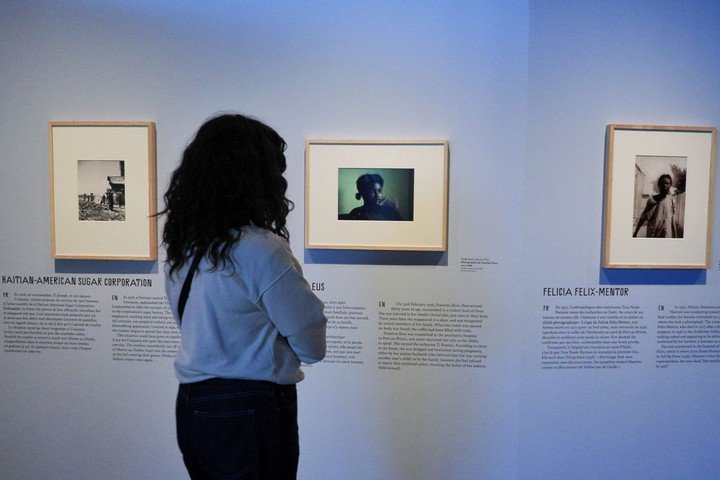 Una chica observa fotografías en la exposición retrospectiva y antropológica sobre los zombies en el museo parisino del Quai Branly. EFE/ Edgar Sapiña Manchado