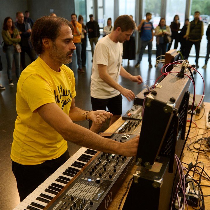 Una jam de improvisación electrónica esperaba al público de Pleamar fuera de la sala, en el hall del edificio. Foto: Horacio Volpato, gentileza Museo MAR.