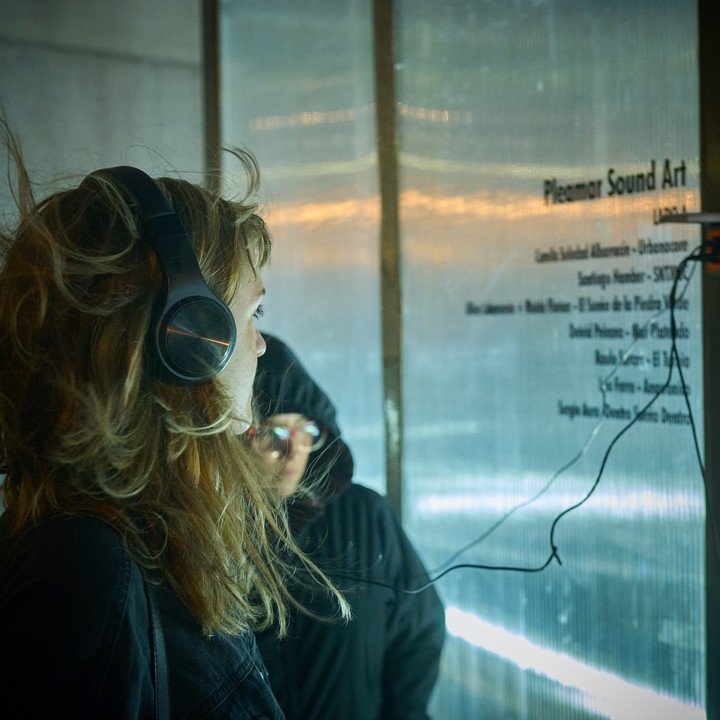 El dúo de Saccéa y Marisol Avila, presentó en Pleamar una performance con una vela roja que está encendida y las separa. Foto: Horacio Volpato, gentileza Museo MAR.