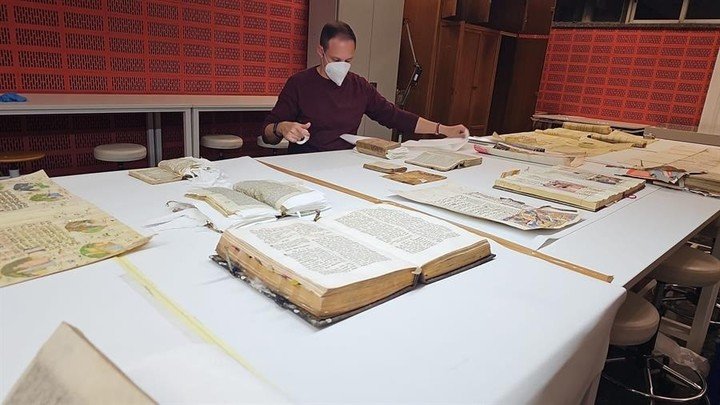 Intentos por salvar archivos históricos y patrimonio anegados por la DANA en Valencia. Foto: redes sociales.