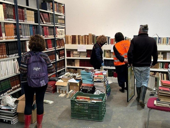 Intentos por salvar archivos históricos y patrimonio anegados por la DANA en Valencia. Foto: redes sociales.