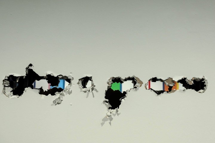 “Función”, una obra de casi seis metros, realizada con andamios y caños punzantes, de Luciana Lamothe en Más allá del espacio, en el Palacio Libertad (exCCK, Sarmiento 151), con obras de Lamothe, Graciela Hasper y Marcela Sinclair. Foto: gentileza Palacio Libertad.