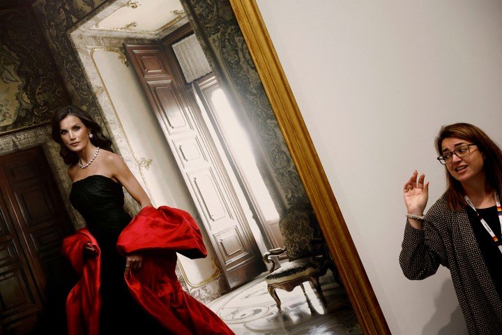 Un organizador de la exposición habla con los medios de comunicación sobre los retratos de los Reyes de España Felipe y Letizia realizados por la fotógrafa estadounidense Annie Leibovitz. REUTERS/Susana Vera