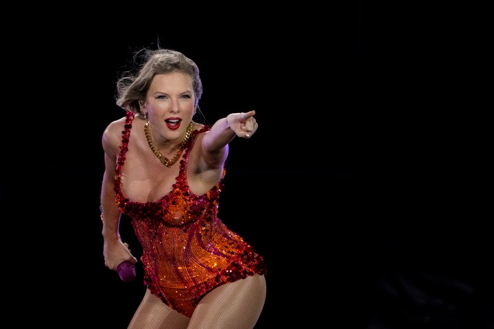 La cantante estadounidense Taylor Swift actúa en el escenario durante «The Eras Tour» en el estadio Hard Rock en Miami Gardens Florida 18 de octubre 2024. (Foto de CHANDAN KHANNA / AFP)