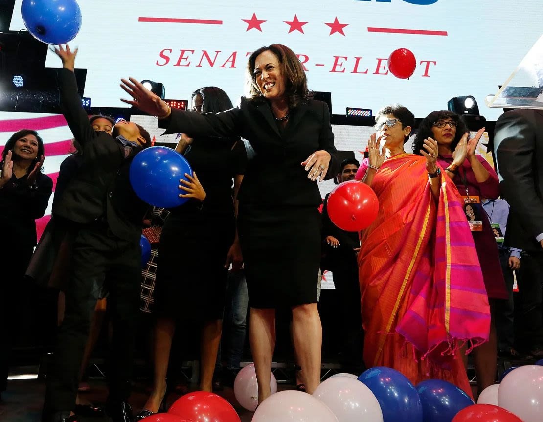 En esta foto de 2016, Kamala Harris celebra su victoria en la carrera por el Senado en Los Ángeles. Barbara Davidson/Los Angeles Times/Getty Images