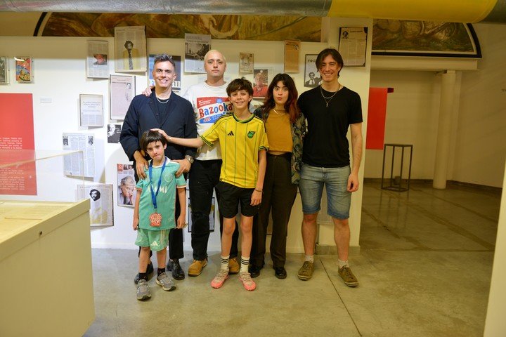 Los hijos del escritor en la muestra Fogwill. Muchacho punk, en el Museo del Libro y la Lengua Horacio González. Foto: gentileza BNMM.