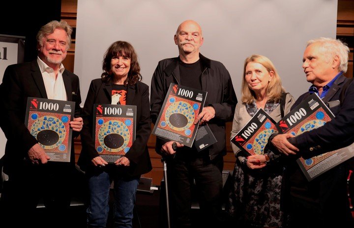 Participaron de la presentación de la edición mil de Ñ (de izq. a dcha.), el editor general de Clarín, Ricardo Kirschbaum; la escritora Rosa Montero y su par, el argentino Martín Caparrós. La editora general de Ñ, Matilde Sánchez, y el periodista y escritor español Juan Cruz.