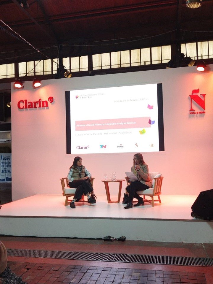 Claudia Piñeiro fue entrevistada por Alejandra Rodríguez Ballester en el espacio cultural de Clarín y revista Ñ en la Feria del Libro.