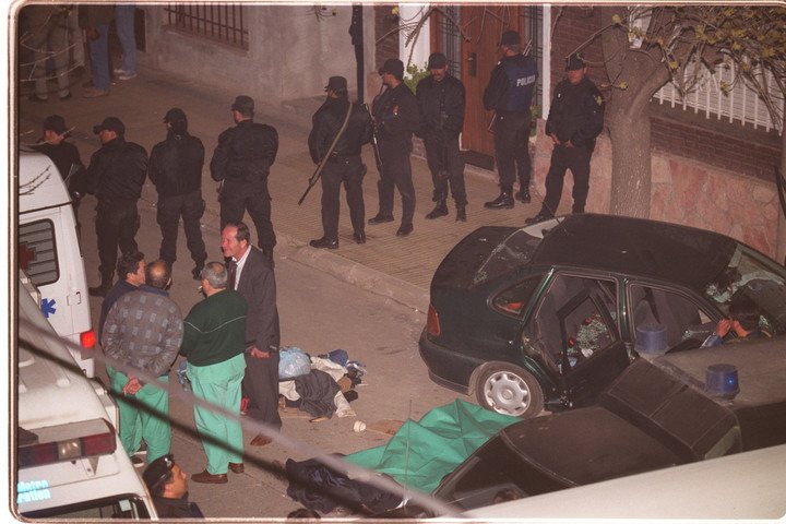 El gerente, el contador y uno de los delincuentes murieron al instante. Foto de Archivo Clarín. 