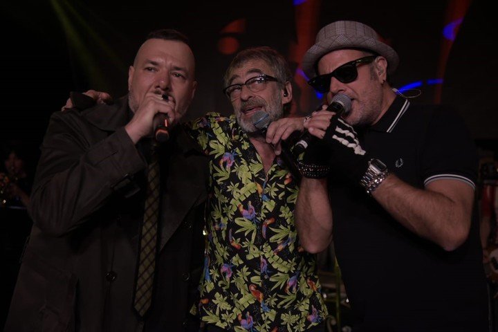 Jorge Serrano y Fernando Ruíz Díaz, abrazados para cantar "Osito de peluche de Taiwán". (Fotos: Gentileza Bodega Dante Robino)