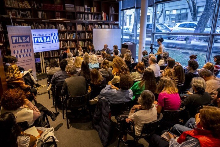 Fervor. Los escritores Valerie Miles, Alejandra Costamagna, Cynthia Edul y Jean-Noël Pancrazy, en la biblioteca de Malba, durante el panel que compartieron en el 11° Filba.