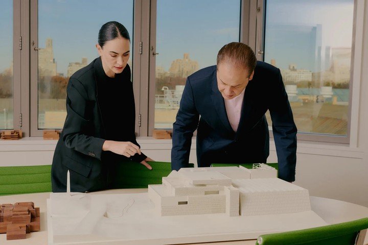 La arquitecta Frida Escobedo y Max Hollein, director del Met, observando una maqueta de la nueva Ala Tang de arte moderno y contemporáneo que está diseñando Escobedo. Foto: Vincent Tullo para The New York Times