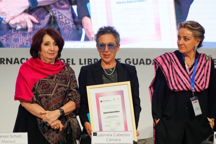 La escritora y periodista argentina Gabriela Cabezón Cámara, habla durante la entrega del ‘Premio de Literatura Sor Juana Inés de la Cruz 2024’. EFE/ Francisco Guasco