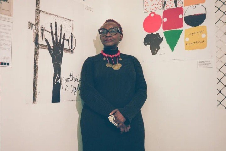 Koyo Kouoh, conservadora jefa y directora ejecutiva del Museo Zeitz de Arte Contemporáneo de África, en Ciudad del Cabo, afirmó que los artistas "definirán hacia dónde vamos". Foto: Tsele Nthane para The New York Times