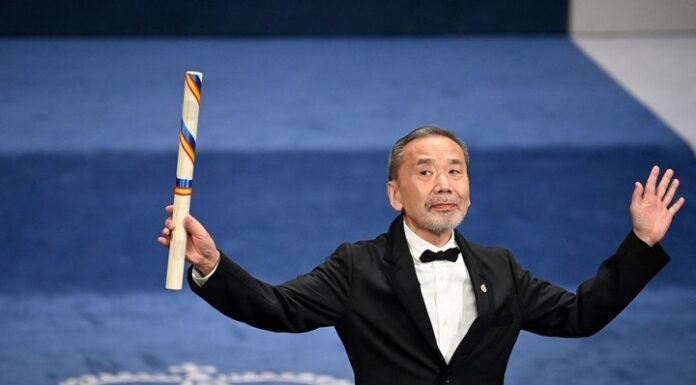 La confesión de Murakami al recibir título honorífico de su universidad: «Fuí un pésimo estudiante»