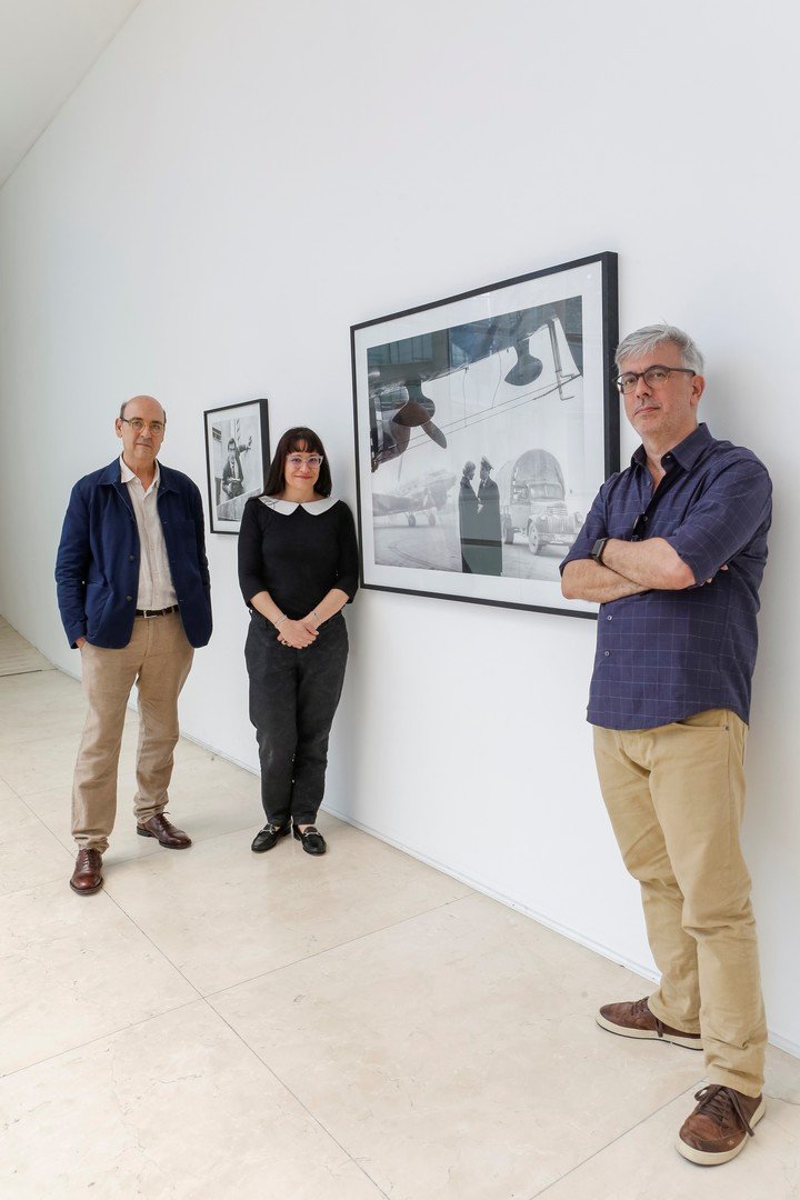 Facundo de Zuviría y Samuel Titan, curadores de la exposición Fotonovela. George Friedman en la revista Idilio, junto a Marita García, curadora en jefe de Malba. Foto: Alejandro Guyot, gentileza Malba.