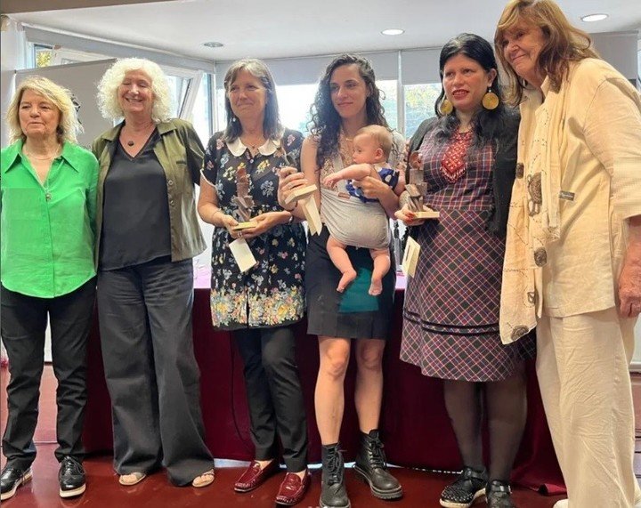 El jurado integrado por Claudia Piñeiro, Dolores Reyes y Mariano Vespa otorgó a Leila Sucari el Premio María Elena Walsh – Sara Facio 2024. Foto: Instagram.