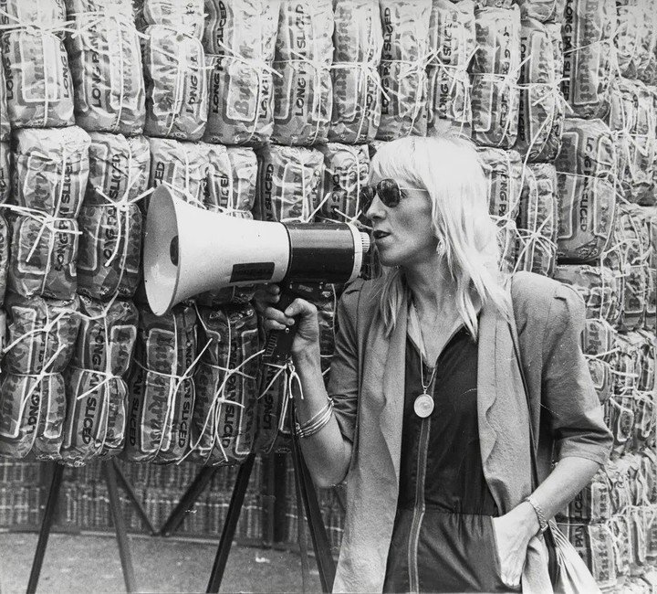 Minujín con una de sus piezas conceptuales, “La Torre de Pan de James Joyce”, en Dublín en 1980. Crédito... Archivo Marta Minujín vía Henrique Faria, Nueva York y Herlitzka & Co ., Buenos Aires. Vía NYT