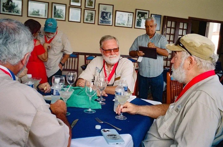 Integrantes de la Hemingway Look-Alike Society en Cuba en 2023. Foto:Papalookalikes.