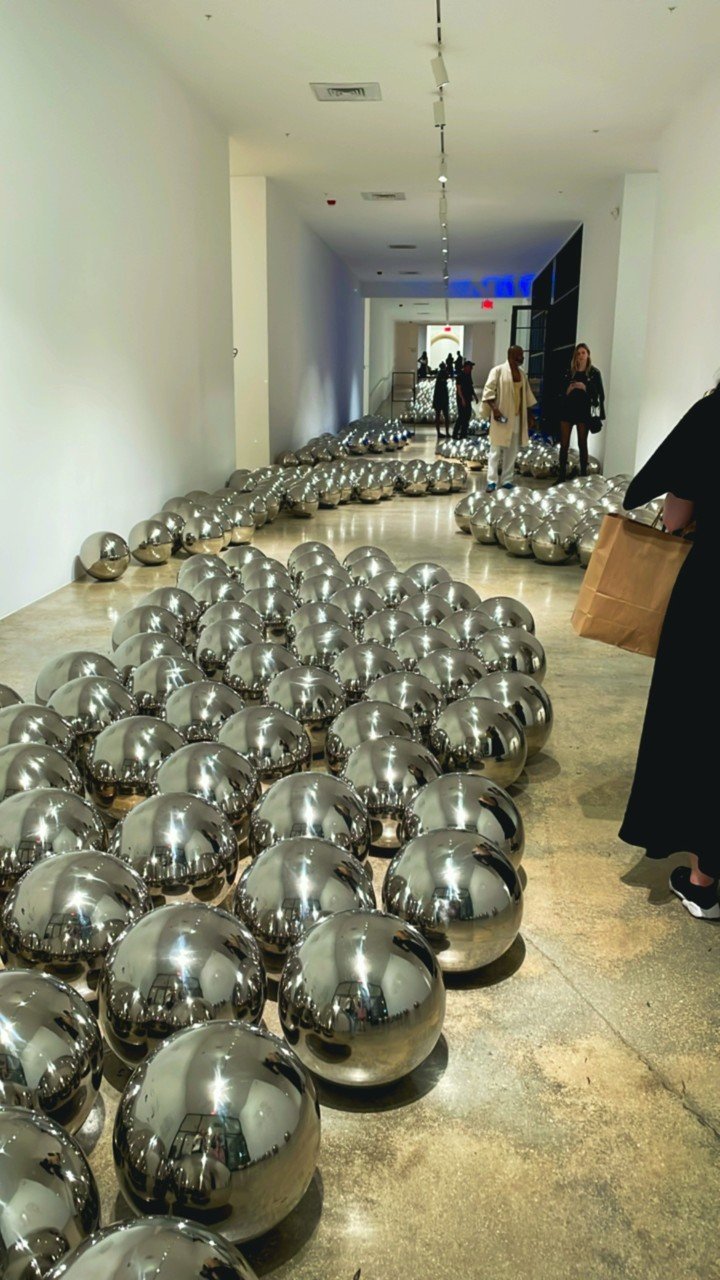 La monumental instalación Narcissus Garden (1966), de Yayoi Kusama, en Rubell. 