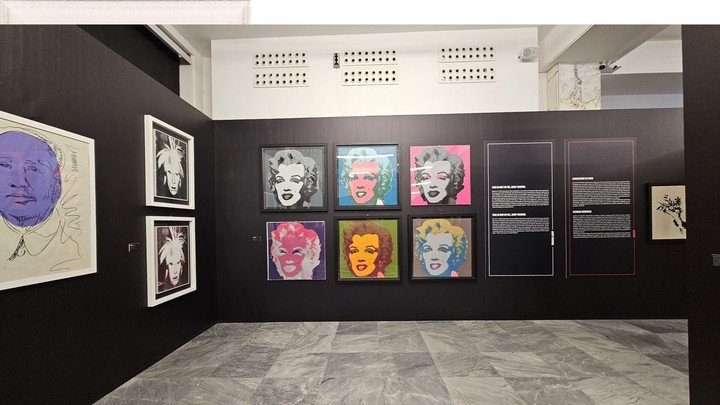 Titulada "Warhol Banksy" y curada por Sabina de Gregori y Giuseppe Stagnitta, la muestra se exhibe en Roma hasta el 6 de junio de 2025.