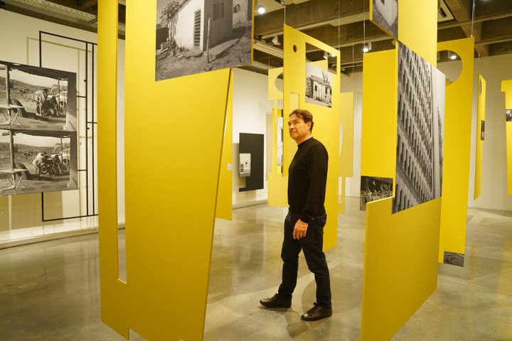 Sergio Vega transita su instalación en Fundación Andreani. Foto: Juano Tesone. 