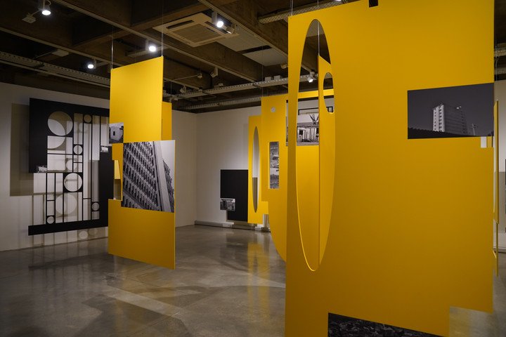 Los paneles de color amarillo están inspirados en una muestra de Helio Oiticica. Foto: Juano Tesone.